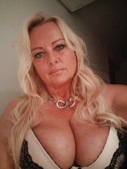 ManuelaCushou will jetzt Sex und ist (51) Jahre alt